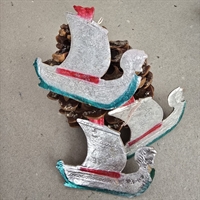 sølvfarvede-rødt-grønt-vikingeskibe-gammel-pap-julepynt-til-juletræet